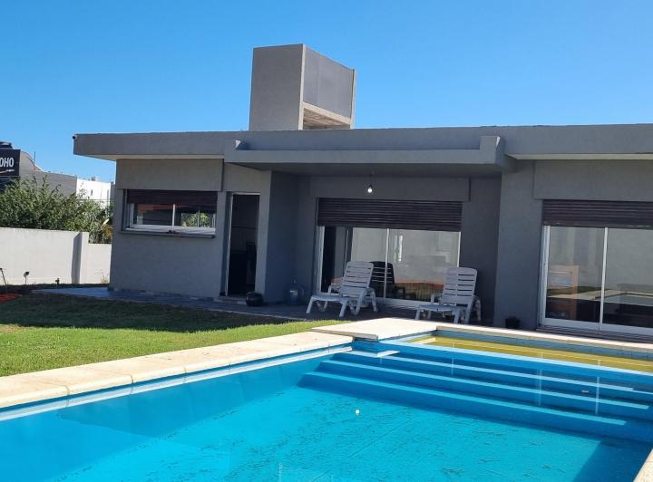 Casa · 250m² · 6 Ambientes · 3 Cocheras