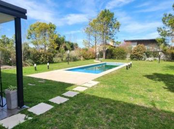 Casa · 200m² · 4 Ambientes · 2 Cocheras · Casa 4 Ambientes en Barrio Malibu, Canning