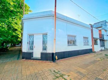 Casa · 80m² · 4 Ambientes · Casa en Venta - 3 Dorm. 2 Baños - 100 m² - La Plata