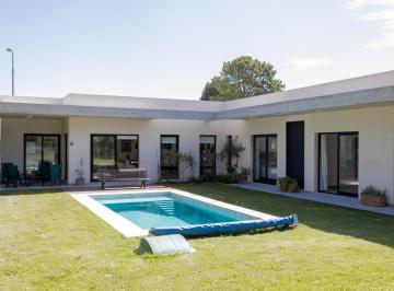 Casa · 116m² · 4 Ambientes · Casa de 3 Dorm. y Pileta en Alquiler en Náyades de Pinamar