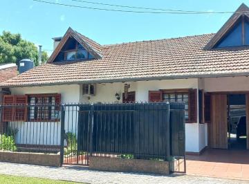 Casa de 4 ambientes, Almirante Brown · Excelente Chalet 3 Habitaciones, Amplia Cochera y Fondo C Pileta y Quincho!