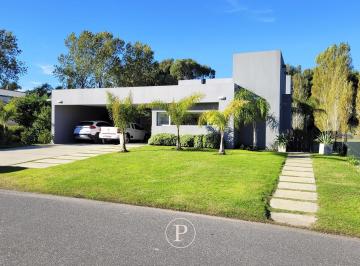 Casa · 242m² · 4 Ambientes · Casa en Venta con Pileta en Rumenco