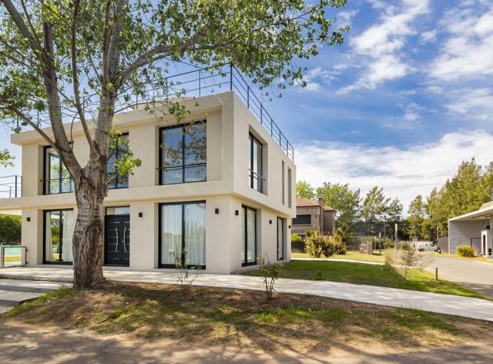 Casa · 250m² · 6 Ambientes · 2 Cocheras