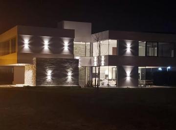 Casa · 430m² · 6 Ambientes · 4 Cocheras · Casa en Alquiler 6amb - C/ Pileta - Terralagos Canning