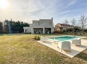 Casa · 285m² · 9 Ambientes · 2 Cocheras · Casa en Venta en Estancias del Pilar, Pilar, Gba Norte - 4 Dorm.