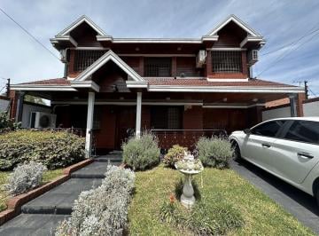 Casa · 214m² · 5 Ambientes · 1 Cochera · Chalet en Venta en Quilmes Oeste