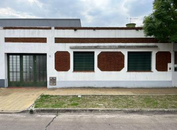 Casa · 3 Ambientes · 1 Cochera · Casa de 2 Dorm. y Entrada de Auto, en Muy Buena Ubicacion!
