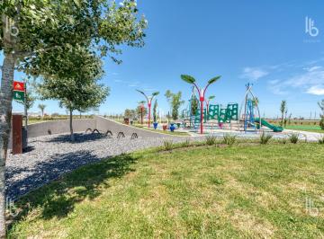 Terreno · 760m² · 1 Ambiente · 1 Cochera · Terreno - Constitución