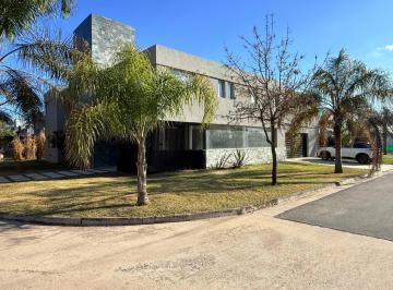 Casa · 400m² · 8 Ambientes · 4 Cocheras · 5 Dorm. en Valle Escondido - Jardín Ingles - Tremenda