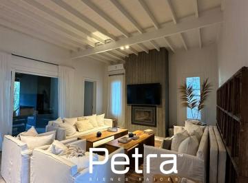 Casa · 270m² · 6 Ambientes · Casa en Venta en Costa Esmeralda. Maritimo III