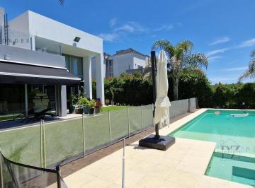 Casa · 300m² · 5 Ambientes · 2 Cocheras · Casa en Fincas de Iraola II C/pileta