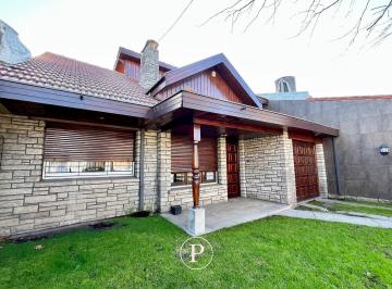 Casa · 180m² · 5 Ambientes · 1 Cochera · Chalet 5 Ambientes en Barrio Chauvin