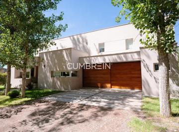 Fachada moderna de casa en venta en Barrio Privado La Campiña, San Rafael con jardín y entrada vehicular. · Casa en Venta en Barrio Privado La Campiña - San Rafael, Mendoza