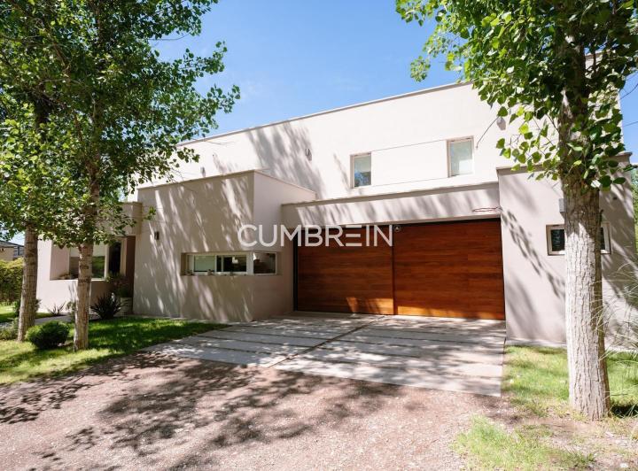Casa · 338m² · 8 Ambientes · 4 Cocheras