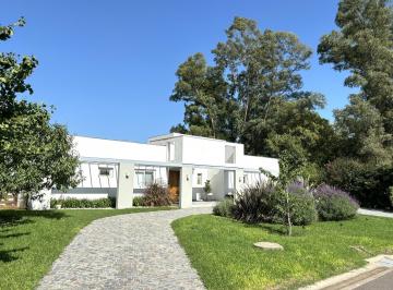 Casa · 270m² · 7 Ambientes · 3 Cocheras · Casa en Pinares de Siete Ambientes