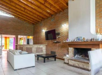 Casa · 330m² · 6 Ambientes · 2 Cocheras · Casa en Venta - 4 Dorm. 4 Baños - 880 m² - Pilar