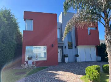 Casa de 6 ambientes, Berazategui · Altos de Hudson I - Ubicacion Central con Pileta - Super!