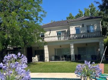 Casa · 253m² · 5 Ambientes · 1 Cochera · Casa en Venta en La Martinica, Pilar, G. B. a. Zona Norte