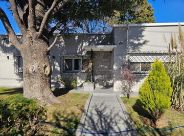 Casa · 215m² · 10 Ambientes · 2 Cocheras · Casa en Plaza Huincul