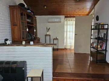 Casa · 135m² · 4 Ambientes · 1 Cochera · Castelar Venta Casa 4 Ambientes 2 Baños y Parque