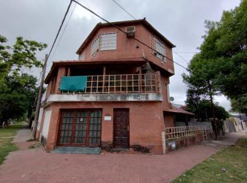 Casa · 260m² · 4 Ambientes · 1 Cochera · Casa Desarrollada en Tres Plantas