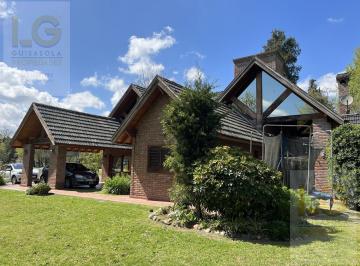 Casa · 220m² · 5 Ambientes · 1 Cochera · Casa en Alquiler en Club El Carmen