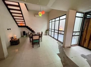 Casa · 156m² · 4 Ambientes · 1 Cochera · Casa en Lanús Oeste