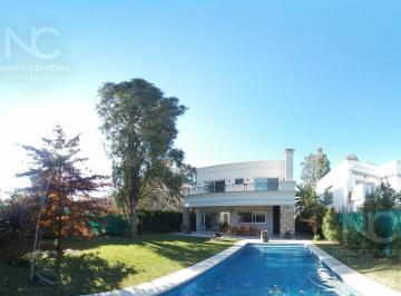 Casa · 223m² · 5 Ambientes · 1 Cochera · Casa 5 Amb en Venta en Barrio Dorrego. con Parque y Piscina. Acepta Permuta