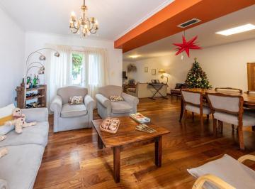 Casa · 238m² · 10 Ambientes · 3 Cocheras · En Venta - Casa de 5 Dorm., con Cochera, Quincho y Pileta - Barrio Martin