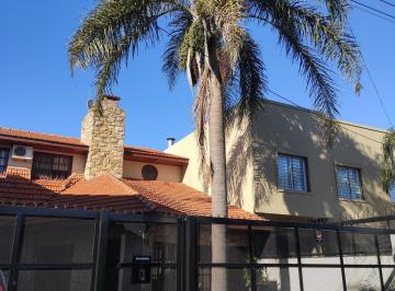 Casa de 4 ambientes, Quilmes · Chalet en Dos Plantas Tres Dorm. con Quincho y Piscina Climatizada