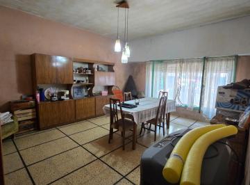 Casa · 90m² · 3 Ambientes · 1 Cochera · Casa - Lote 10x 26 - Venta, 4 Amb - Villa Luzuriaga.