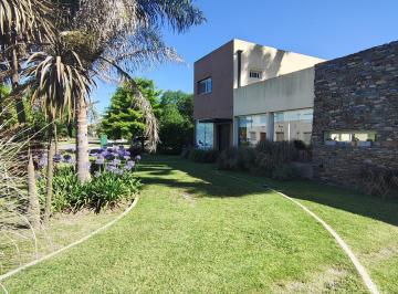 Casa · 153m² · 5 Ambientes · 2 Cocheras · Casa en Club de Campo La Candida.