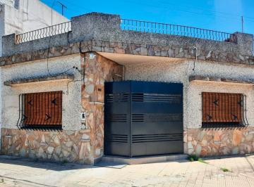 Casa · 119m² · 6 Ambientes · Venta - Casa de 3 Dorm. con Cochera, Quincho y Parrillero. Ludueña, Rosario.