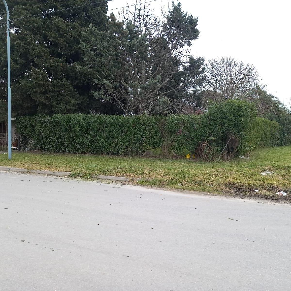 Lote en esquina 261m² con servicios — Punta Mogotes