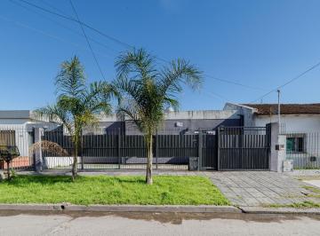 Casa · 117m² · 4 Ambientes · 1 Cochera · Venta Casa de 4 Ambientes con Pileta en Ituzaingó
