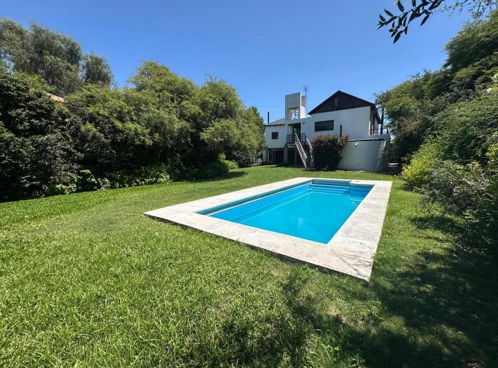 Casa · 350m² · 5 Ambientes · 4 Cocheras