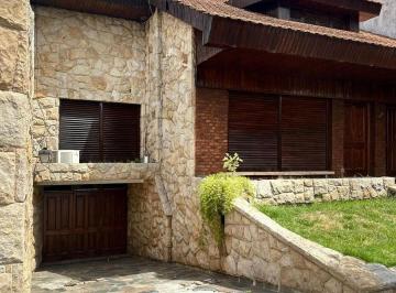 Casa · 189m² · 5 Ambientes · 1 Cochera · Casa Céntrica 4 Ambientes en Venta