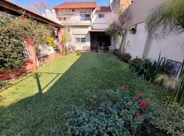 Casa · 260m² · 5 Ambientes · 1 Cochera · Excelente Casa de 4 Ambientes con Gran Parque en Villa Lugano