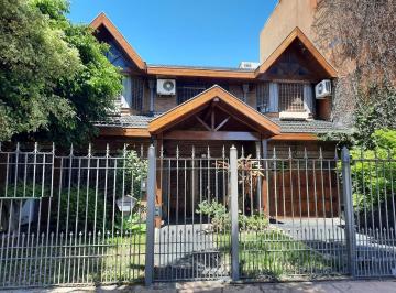 Casa · 260m² · 5 Ambientes · 3 Cocheras · Chalet 5 Ambientes Venta Villa Luzuriaga