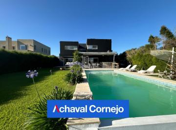 Casa · 240m² · 4 Ambientes · 4 Cocheras · Venta| Casa Al Agua de 4 Ambientes en Barrio San Marcos | Villanueva