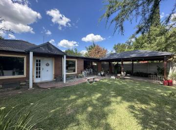 Casa · 156m² · 3 Ambientes · 2 Cocheras · Caseron en Roldan con Gran Parque y Piscina