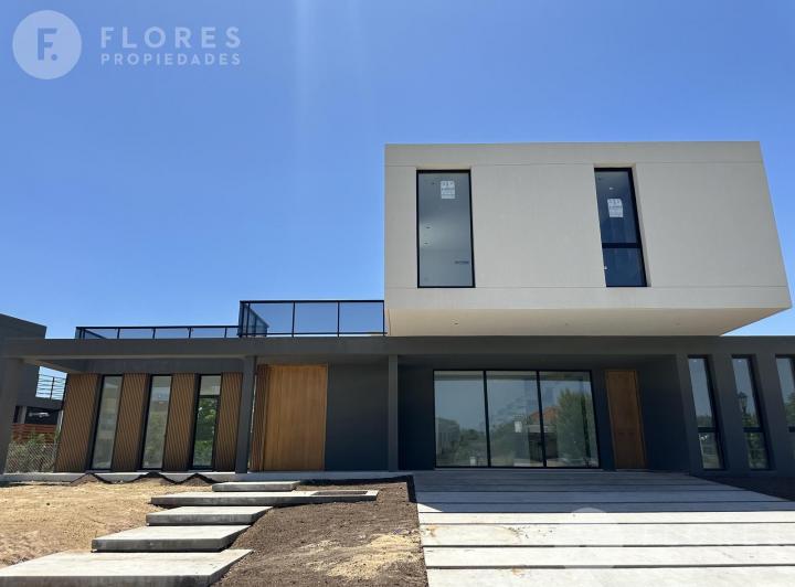 Casa · 410m² · 6 Ambientes · 2 Cocheras
