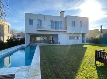 Casa · 450m² · 5 Ambientes · 2 Cocheras · Alquiler de Casa 3 Hab, Suite C/ Piscina en Hudson
