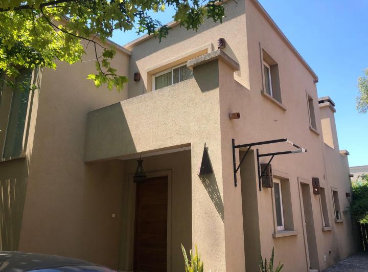 Casa · 170m² · 4 Ambientes · 2 Cocheras