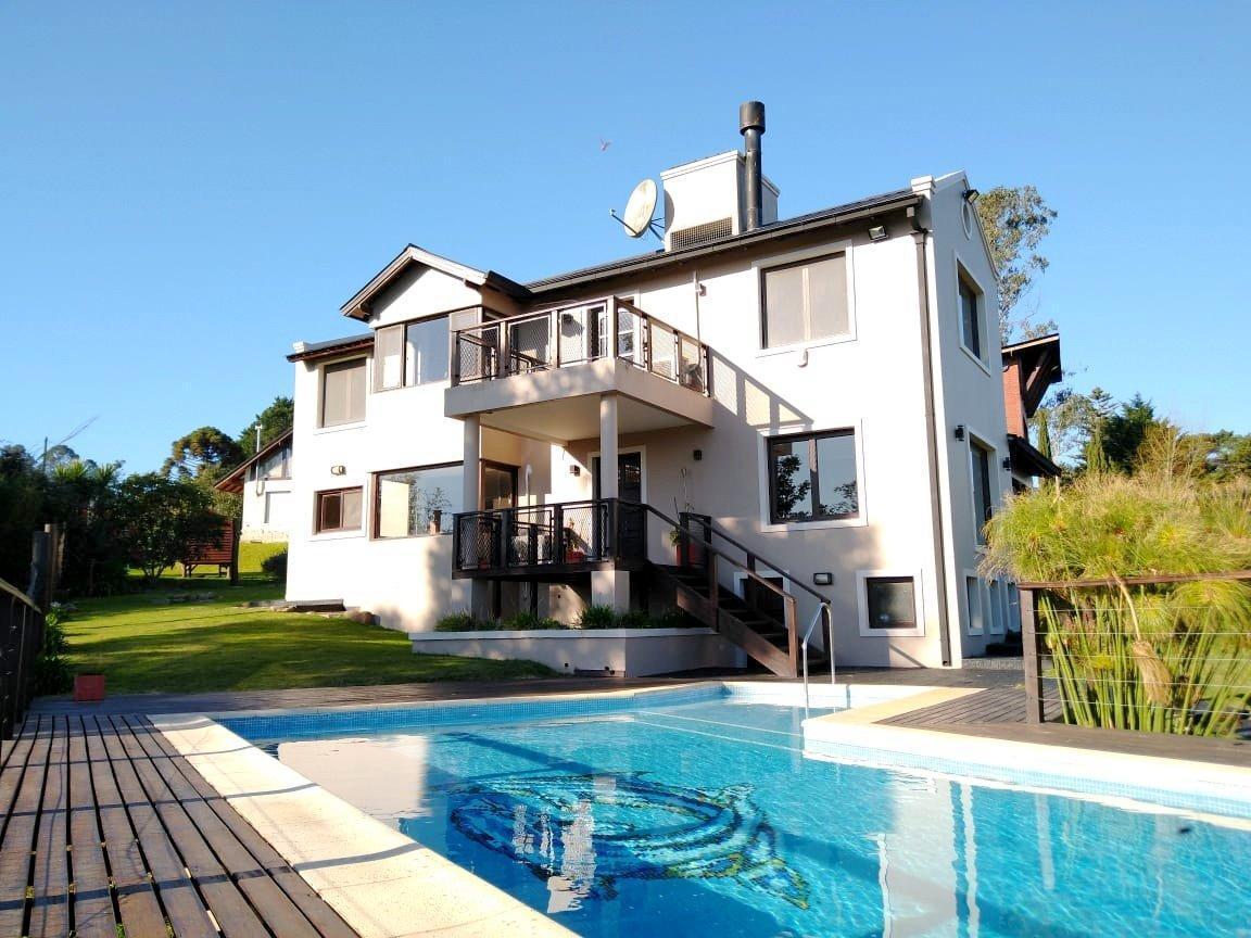 Chalet 5 amb, 220m² con piscina y garage doble — Sierra de los Padres