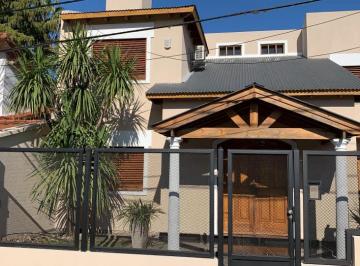 Casa · 279m² · 7 Ambientes · 2 Cocheras · Casa en Venta - 4 Dorm. 4 Baños - Pileta - 658 m² - City Bell
