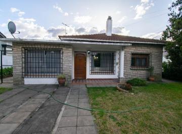 Casa · 220m² · 6 Ambientes · 2 Cocheras · Casa en Venta - 3 Dorm. 4 Baños 2 Cocheras - 780 m² - Manuel B Gonnet