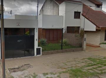 Casa · 215m² · 5 Ambientes · 2 Cocheras · Casa en Venta - 3 Dorm. 2 Baños 2 Cocheras - 500 m² - La Plata