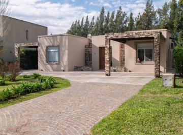 Casa · 200m² · 4 Ambientes · Casa Venta Fincas de Iraola 2
