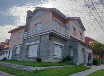 Casa · 160m² · 4 Ambientes · 4 Cocheras · Casa en Dos Plantas Alquiler Temporada 2025